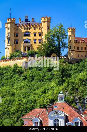 Schloss Hohenschwangau bei Füssen, Bayern, Deutschland. Schloss Hohenschwangau ist Wahrzeichen der deutschen Alpen. Landschaftlich schöner Blick auf das berühmte Schloss auf dem Hügel in Sum