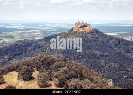 Burg Hohenzollern oder Burg auf dem Gipfel im Sommer, Deutschland. Es ist Wahrzeichen in Baden-Württemberg. Landschaft mit märchenhaften gotischen Schloss, landschaftlich schöne Aussicht auf Stockfoto