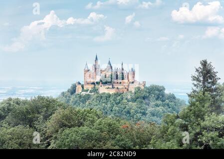 Landschaft von nebligen Berg mit gotischen Hohenzollern Schloss im Sommer Morgen, Deutschland. Die alte Burg Hohenzollern ist Wahrzeichen in Stuttgarts Nähe. Szeni Stockfoto