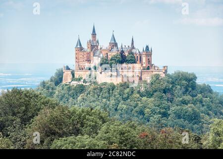 Schloss Hohenzollern im Sommer morgens, Deutschland. Es ist ein berühmtes Wahrzeichen in der Nähe von Stuttgart. Landschaft mit märchenhaften gotischen Schloss wie Palast. Szeni Stockfoto