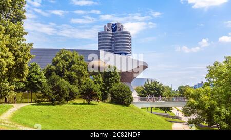 München, Deutschland - 2. Aug 2019: Die BMW-Weltzentrale oder BMW-Vierzylinder in München, Bayern. Es ist ein berühmtes Wahrzeichen der Stadt. Stadtlandschaft mit Stockfoto