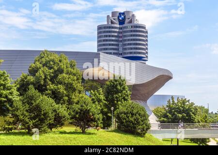 München, Deutschland - 2. Aug 2019: Die BMW-Weltzentrale oder BMW-Vierzylinder-Gebäude in München, Bayern. Es ist ein berühmtes Wahrzeichen der Stadt. Landschaftlich schöner Blick Stockfoto