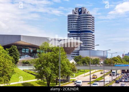 München, Deutschland - 2. Aug 2019: Die BMW-Weltzentrale oder BMW-Vierzylinder in München, Bayern. Es ist ein berühmtes Wahrzeichen der Stadt. Stadtlandschaft mit Stockfoto