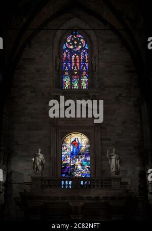 Mailand, Italien - 16. Mai 2017: Innenansicht des Mailänder Doms oder Duomo di Milano. Es ist die berühmte katholische Kirche, das Wahrzeichen der Stadt. Wunderschön gefärbte Sta Stockfoto