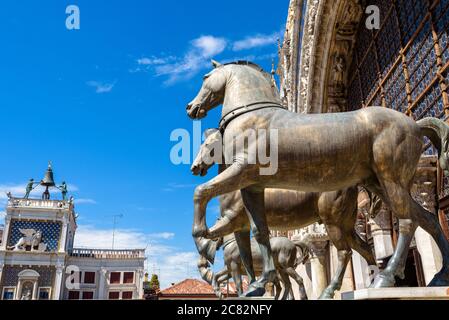 Basilica di San Marco (San Marco) Detail, antike Bronzepferde, Venedig, Italien. Alte Skulptur ist Denkmal der römischen byzantinischen Kultur. Berühmte mittelalterliche Stockfoto