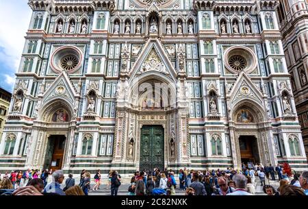 Florenz, Italien - 11. Mai 2014: Wunderschöne Kathedrale Santa Maria del Fiore oder Duomo, die wichtigste Touristenattraktion von Florenz. Die Menschen schauen auf die Hauptkirche Stockfoto