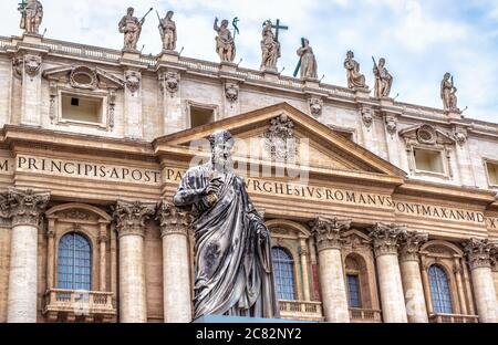 Statue des Apostels Petrus vor dem Petersdom, Rom, Italien. Renaissance-Skulptur mit Schlüssel auf barocker Fassade Hintergrund. Roman San Pietro ist Stockfoto