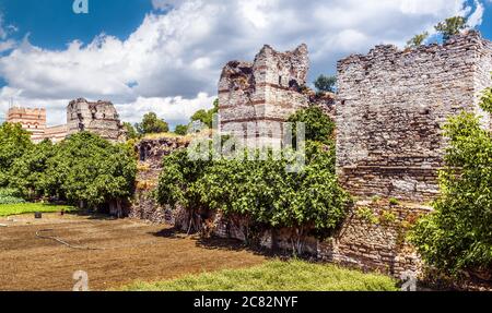 Mauern von Konstantinopel in Fatih Bezirk von Istanbul, Türkei. Die antiken Mauern von Konstantinopel sind eine Touristenattraktion in Istanbul. Landschaftlich schöne Aussicht auf die Altstadt Stockfoto