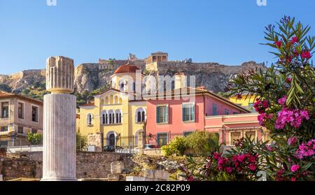 Alte Häuser in Athen, berühmte Akropolis in der Ferne, Griechenland. Schöne landschaftliche Aussicht auf Plaka Bezirk in Athen Stadtzentrum, Stadtlandschaft im Sommer. Stockfoto