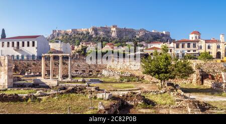 Panorama der Bibliothek von Hadrian mit Blick auf Akropolis, Athen, Griechenland. Es sind berühmte Touristenattraktionen der Stadt. Stadtlandschaft von Athen mit klassizisten Stockfoto