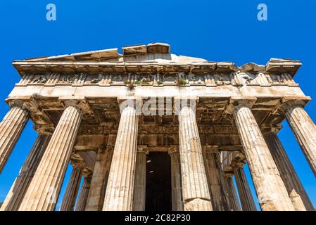 Tempel des Hephaestus im antiken Agora, Athen, Griechenland. Es ist berühmte Wahrzeichen von Athen. Vorderansicht des klassischen griechischen Tempels auf Himmelshintergrund, monum Stockfoto