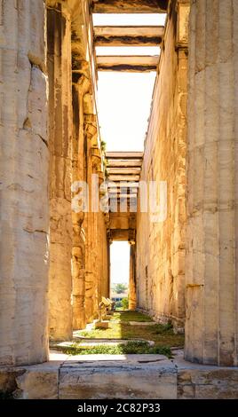 Tempel des Hephaestus in der alten Agora im Sonnenlicht, Detail, Athen, Griechenland. Es ist altes berühmtes Wahrzeichen von Athen. Perspektive sonnige Sicht auf klassische Gr Stockfoto