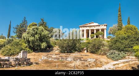 Landschaft der antiken Agora mit dem alten Tempel des Hephaestus, Athen, Griechenland. Dieser Ort ist berühmte Touristenattraktion in Athen. Panoramablick auf Stockfoto