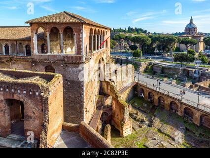 Haus der Ritter von Rhodos auf Forum von Augustus, Rom, Italien. Es ist alte Touristenattraktion von Rom. Mittelalterliches Gebäude und antike Ruinen in Roma Stadt c Stockfoto