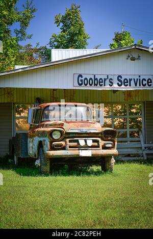 Ein rostiger alter Chevrolet-LKW parkte an der gefälschten Goober's Service Station in der gefälschten Stadt im ländlichen mittleren TN, USA Stockfoto