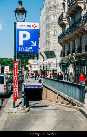 Paris, Frankreich - 15. Mai 2014: Geschäftige Pariser Atmosphäre mit Fußgängern und Eingang zum Vinci Parkplatz in Soufflot Pantheon Tiefgarage in Paris Stockfoto