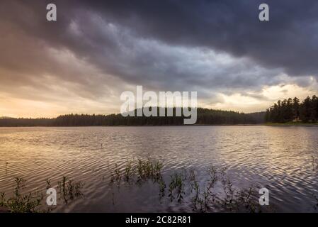 See-Sonnenaufgang / schöner Sonnenaufgang Blick auf Shiroka Polyana dam in Rhodopi Gebirge, Bulgarien Stockfoto