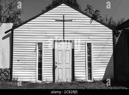 Eine gefälschte Kirche in Fake Town, ein von Mayberry inspirierter Kunst-Installationskomplex im ländlichen mittleren Tennessee, USA, in Schwarz-Weiß Stockfoto