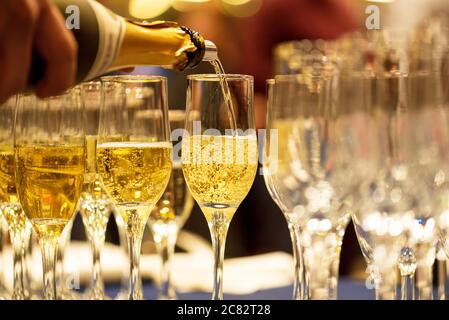 Barkeeper in Gläser gießen Champagner auf einer Party. Stockfoto