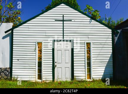 Eine gefälschte Kirche in Fake Town, ein von Mayberry inspirierter Kunst-Installationskomplex im ländlichen mittleren Tennessee, USA Stockfoto