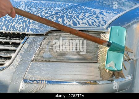Auto-Waschanlagen mit fließendem Wasser und Schaum Stockfoto