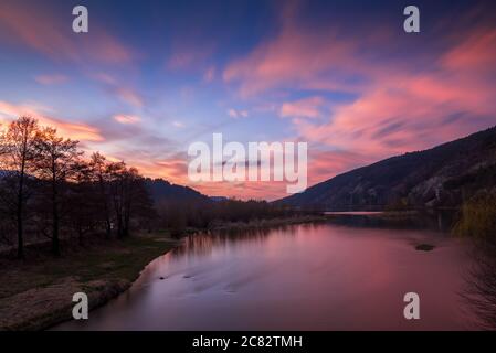 Bunten Himmel und Wolken über Pantscharevo, Bulgaria.Beautiful Sonnenuntergang mit roter Himmel Stockfoto