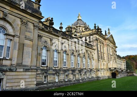 Die Südfront von Castle Howard. Ein historisches Herrenhaus in North Yorkshire, England, an einem hellen sonnigen Tag. Grünes Gras und blauer Himmel. Stockfoto