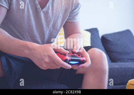 Kaukasischer Mann spielt ein Videospiel zu Hause Stockfoto