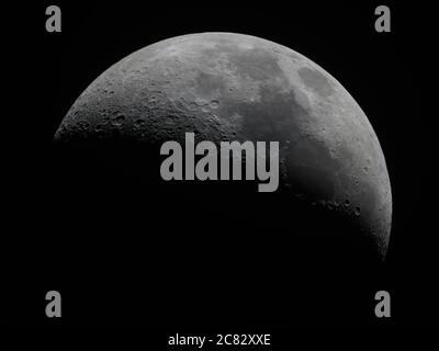 Mond durch Teleskop mit sichtbaren Krater, Bergen und Stute. Stockfoto