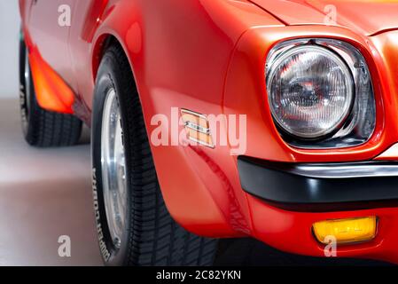 Izmir, Türkei - 11. Juli 2020: Nahaufnahme eines 1974 Pontiac Brand Trans am firebird in einer Studioaufnahme. Stockfoto