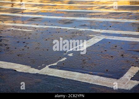 Regen auf der Dachfläche Stockfoto