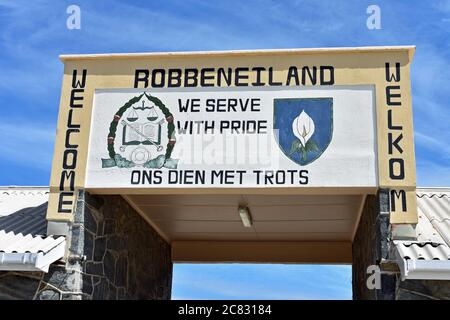 Das Eingangsschild zur Robben Insel, ein UNESCO-Weltkulturerbe. Das Schild weist einen gelben Rand mit weißer Mitte und schwarzer Schrift auf. Stockfoto