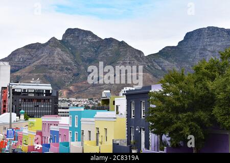 Die farbenfrohen Häuser der Bo-Kaap Gegend (Malay Quarter) von Kapstadt vor dem Hintergrund des Table Mountain National Park und der Stadt. Stockfoto