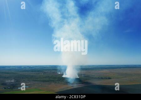 Waldfeuer, trockenes Gras brennt Luftbild, Naturkatastrophe. Feuer von Hitze in der Natur. Stockfoto