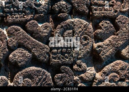 Menschliche Schädelschnitzerei in den aztekischen Tempeln und Pyramiden, Mexiko-Stadt, Mexiko. Stockfoto