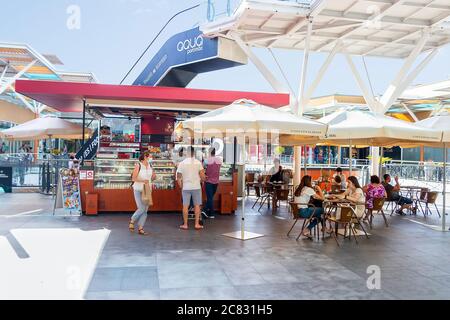 Portimao, Portugal - 11. Juli 2020: Café in Aqua Portimao Einkaufszentrum in Portimao, Algarve, Portugal Stockfoto