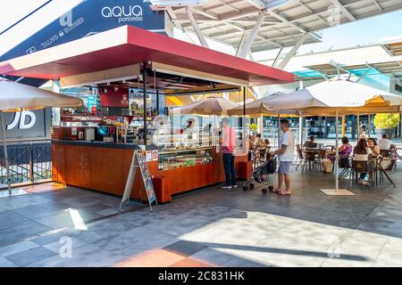 Portimao, Portugal - 11. Juli 2020: Café in Aqua Portimao Einkaufszentrum in Portimao, Algarve, Portugal Stockfoto