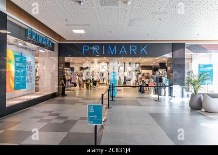 Portimao, Portugal - 11. Juli 2020: Zugriffsorganisation für soziale Distanzierung in Primark fast Fashion Retailer. Input und Output der Trennung von Menschen Stockfoto