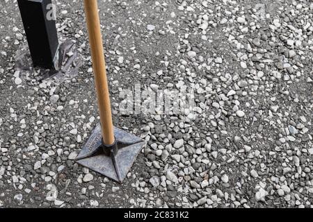 Verdichten von Gravel beim Installieren eines Pflasterveranda Stockfoto