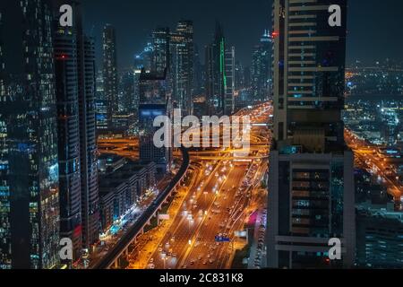 Atemberaubende Nacht Blick auf die Skyline von Dubai von oben Panorama, Dubai, Vereinigte Arabische Emirate. Stockfoto