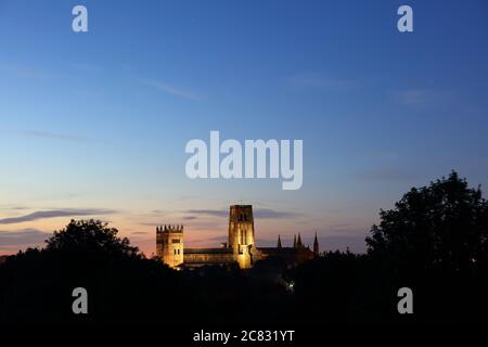 Nachtaufnahme der Kathedrale von Durham im Flutlicht nach Sonnenuntergang mit klarem Himmel. County Durham, England, Großbritannien. Stockfoto