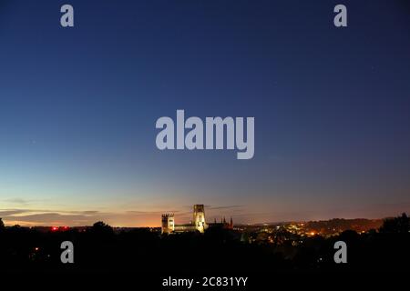 Nachtaufnahme der Kathedrale von Durham im Flutlicht nach Sonnenuntergang mit klarem Himmel. County Durham, England, Großbritannien. Stockfoto