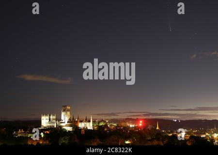 Nachtaufnahme der Kathedrale von Durham im Flutlicht nach Sonnenuntergang mit Komet Neowise am Himmel. Durham City, County Durham, England, Großbritannien. Stockfoto