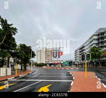 KAPSTADT, SÜDAFRIKA - 01. Jul 2020: Ein Maskenschild auf einem Gebäude in Kapstadt Südafrika während der Coronavirus-Sperre Level 3 im Juli 2020 Stockfoto