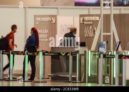 Rio De Janeiro, Brasilien. Juli 2020. Coach Jorge Jesus und seine Trainerstab fahren am Montagabend (20) am Tom Jobim International Airport (Galeão) nach Portugal. Kredit: Nayra Halm/FotoArena/Alamy Live Nachrichten Stockfoto