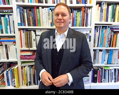 Hamburg, Deutschland. Juli 2020. Carsten Brosda (SPD), Hamburgs Senator für Kultur, steht bei einem Pressegespräch vor einem Bücherregal in seinem Büro. Brosda hofft auf einen positiven sozialen Wandel aufgrund der Corona-Pandemie. (To dpa 'Brosda hofft auf positive Veränderungen durch die Corona-Krise') Quelle: Jonas Klüter/dpa/Alamy Live News Stockfoto