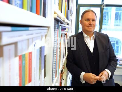 Hamburg, Deutschland. Juli 2020. Carsten Brosda (SPD), Hamburgs Senator für Kultur, steht bei einem Pressegespräch in seinem Büro in einem Bücherregal. Brosda hofft auf einen positiven sozialen Wandel durch die Corona-Pandemie. (To dpa 'Brosda hofft auf positive Veränderungen durch die Corona-Krise') Quelle: Jonas Klüter/dpa/Alamy Live News Stockfoto