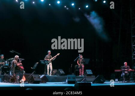 Rom, Italien. Juli 2020. Die Musiker von Francesco Guccini mit Neri Marcorè im Cavea del Parco della Musica in Rom. (Foto von Daniela Franceschelli/Pacific Press) Quelle: Pacific Press Agency/Alamy Live News Stockfoto