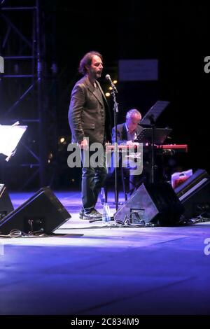 Rom, Italien. Juli 2020. Die Musiker von Francesco Guccini mit Neri Marcorè im Cavea del Parco della Musica in Rom. (Foto von Daniela Franceschelli/Pacific Press) Quelle: Pacific Press Agency/Alamy Live News Stockfoto