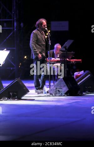 Rom, Italien. Juli 2020. Die Musiker von Francesco Guccini mit Neri Marcorè im Cavea del Parco della Musica in Rom. (Foto von Daniela Franceschelli/Pacific Press) Quelle: Pacific Press Agency/Alamy Live News Stockfoto